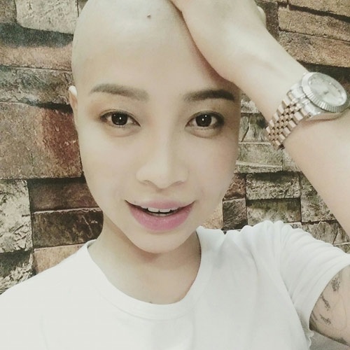 
Cô gái đầu trọc vui vẻ selfie và đăng ảnh lên mạng xã hội
