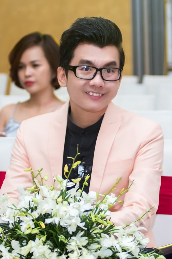 Bác sĩ, Á vương Ký Quốc Đạt là gương mặt nổi bật, gắn bó với nhiều sự kiện của học sinh, sinh viên, các cuộc thi nhan sắc ở Tp.HCM và các tỉnh Đồng bằng Sông Cửu Long. Mới đây, chàng Á vương vừa hoàn tất buổi chấm thi tìm kiếm thần tượng Bolero Tình ca phương Nam - một cuộc thi âm nhạc thú vị dành cho sinh viên do Trường Đại học Cần Thơ tổ chức.