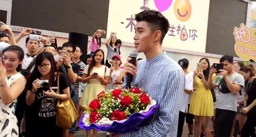 Nam sinh mua 999 quả bưởi tỏ tình với người trong mộng - 3 Nam sinh mua 999 quả bưởi tỏ tình với người trong mộng - 3