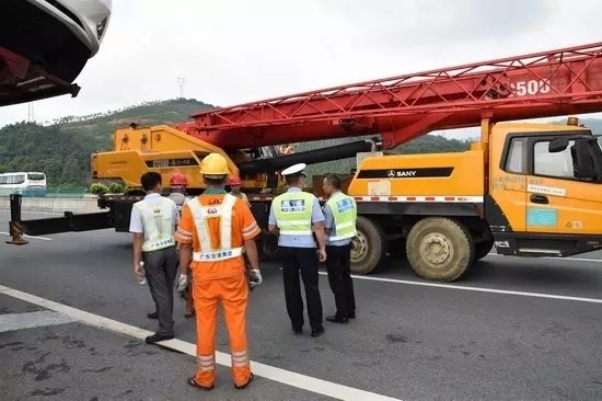 Xe tải lơ lửng trên không sau khi đâm vào hộ lan trên cao tốc - 9 Xe tải lơ lửng trên không sau khi đâm vào hộ lan trên cao tốc - 9