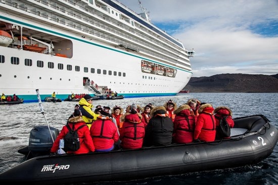 Bởi vì các vùng biển Bering, Beaufort, và Chukchi bị đóng băng nên có rất ít bến tàu. Các du khách phải đổ bộ Bắc cực trên những chiếc xuồng nhỏ