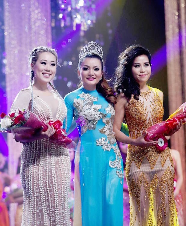 Vương miện Hoa hậu Phụ nữ người Việt, Hoa hậu Phu nhân người Việt đã có chủ - 9 Á hậu Hoàng My trao giải cho Ms. Congeniality (Hoa hậu Thân thiện) Mio Hu SBD 13 và Mrs. Congeniality Ritia Nguyen Niimura (SBD 16).