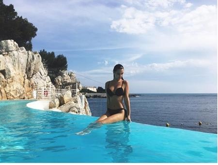 Loạt hình tự sướng “bốc lửa” của các sao nữ - 9 Bella Hadid tự tin phô diễn thân hình nóng bỏng tới từng cen-ti-mét tại hồ bơi