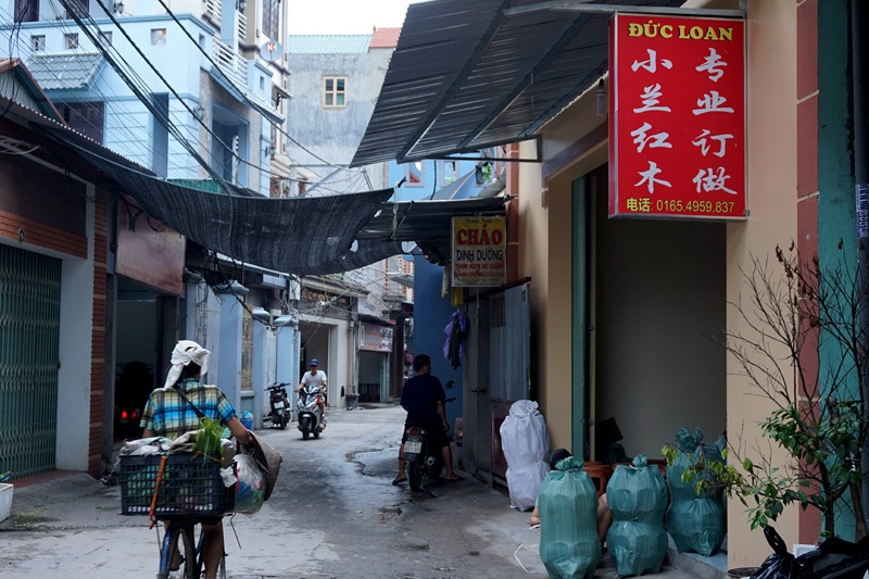 Khu "phố Tàu" tái xuất sát "nách" Thủ đô - 10
Nhiều cửa hiệu nằm trong các con ngõ nhỏ thuộc xã Hương Mạc cũng trưng biển hiệu chỉ toàn chữ Trung Quốc.