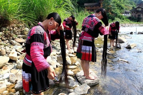 Bên trong ngôi làng phụ nữ chỉ cắt tóc một lần trong đời - 8
Bà Pan cho biết những người phụ nữ thường giữ lại nước vo gạo nếp để gội đầu với nước suối.