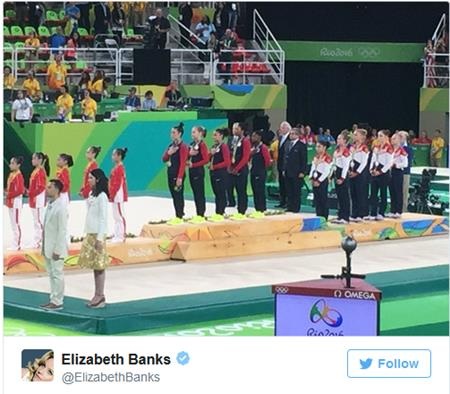 Khi các sao “cháy” hết mình cùng mùa Olympic - 9 Nữ diễn viên Elizabeth Banks cũng chăm chỉ theo dõi Olympic