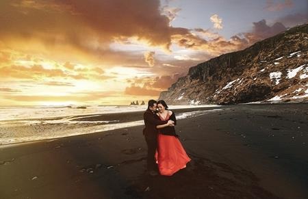 Đi dạo bên bờ biển lộng gió