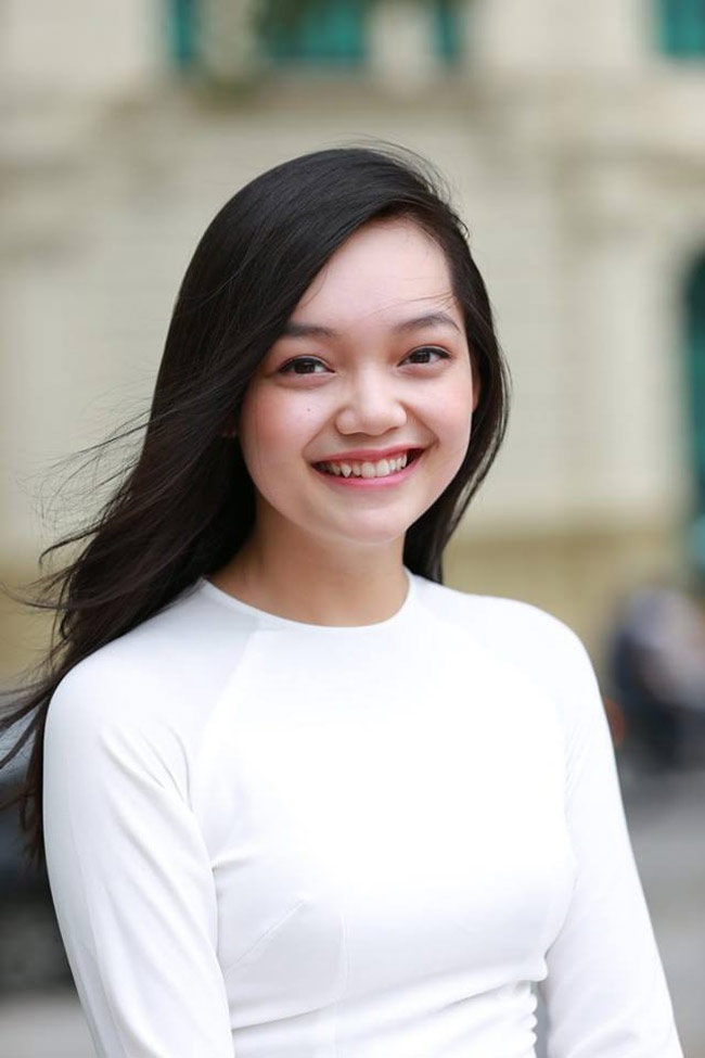 5 hot girl chứng minh "con gái tên Linh thường rất xinh" - 10
Trần Mỹ Linh là học sinh ưu tú của trường Nhân văn, luôn góp mặt trong đoàn đón tiếp các quan chức cấp cao.