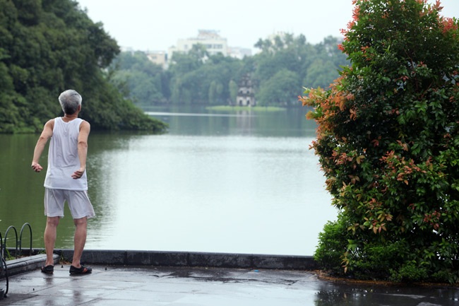 Nhắc đến Hà Nội không thể nhắc đến Hồ Gươm, nơi đây là trái tim của thủ đô. Thường vào mỗi buổi sáng sớm, người dân đổ về đây tập thể dục, hưởng không khí trong lành