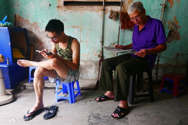 Chùm ảnh: Bình yên phố cổ Hà Nội - 6 Ông Nguyễn Văn Thành (phải) cùng con trai nhà ở hàng Cót, gia đình ông đã có 6 thế hệ sinh sống tại đây. Ông cho biết :Những ngày này tôi cảm thấy rất yên bình!.