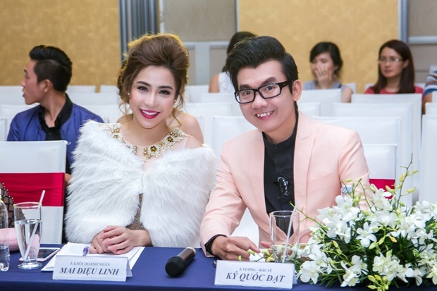 Bởi tài năng cùng sự duyên dáng, Ký Quốc Đạt luôn tạo được uy tín khi đảm nhận vai trò ghế nóng tại các cuộc thi nhan sắc & trí tuệ.