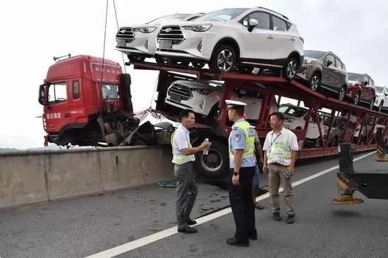 Xe tải lơ lửng trên không sau khi đâm vào hộ lan trên cao tốc - 10 Xe tải lơ lửng trên không sau khi đâm vào hộ lan trên cao tốc - 10