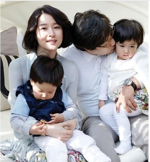 Trẻ đẹp ấn tượng như “nàng Dae Jang Geum” Lee Young Ae - 10
Vợ chồng Lee Young Ae bên hai đứa con đẹp như thiên thần.