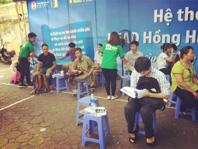 Cơm trưa, nước uống miễn phí sẵn sàng cho thí sinh - 18
Trung tâm Anh ngữ WALA phát nước chanh miễn phí và chuẩn bị chỗ ngồi cho thí sinh và phụ huynh