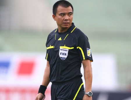 “Trọng tài Phùng Đình Dũng đã sai khi tước bàn thắng của Khánh Hoà” - 2
Trọng tài Phùng Đình Dũng đang hứng chịu sự chỉ trích khá nặng nề