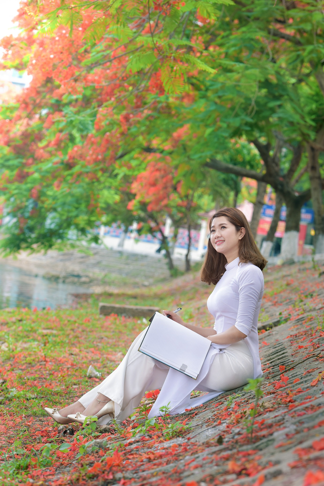 Thiếu nữ Hà thành mơ màng bên hoa phượng "rực cháy" - 9 Thiếu nữ Hà thành mơ màng bên hoa phượng "rực cháy" - 9
