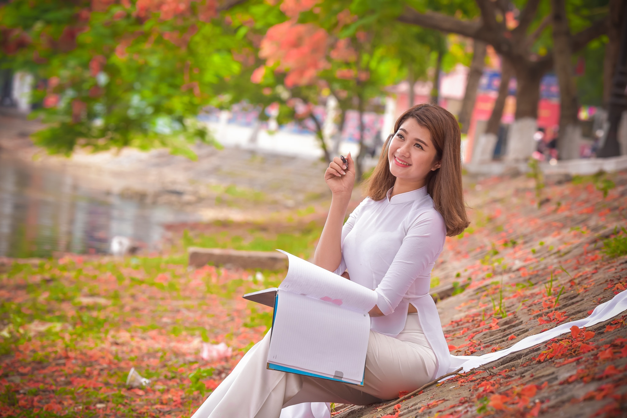 Thiếu nữ Hà thành mơ màng bên hoa phượng "rực cháy" - 14 Thiếu nữ Hà thành mơ màng bên hoa phượng "rực cháy" - 14