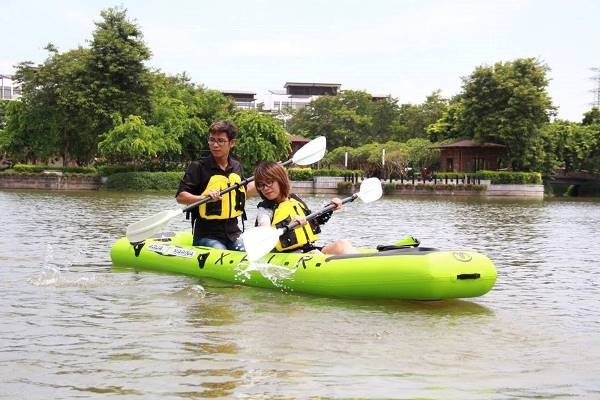 Giới trẻ Hà thành đưa nhau "chống nóng” cuối tuần bằng... thuyền - 6
Cặp đôi trẻ hỗ trợ nhau lướt trên mặt hồ