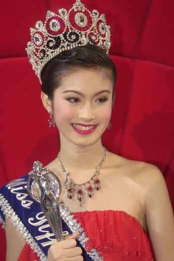 Vẻ quyến rũ khó cưỡng của mỹ nhân chuyển giới hàng đầu Thái Lan - 1
Nong Poy từng gây chú ý khi tham gia và giành ngôi hoa hậu tại cả hai cuộc thi dành cho người chuyển giới là Miss Tiffany’s Universe và Miss International Queen vào năm 2004.