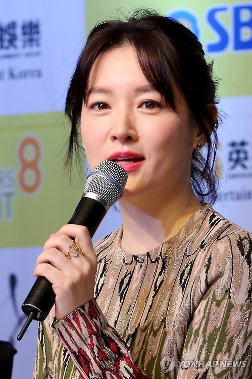 Trẻ đẹp ấn tượng như “nàng Dae Jang Geum” Lee Young Ae - 6
Lee Young Ae xinh đẹp chia sẻ trong buổi họp báo giới thiệu bộ phim Saimdang, the Herstory tại Seoul, Hàn Quốc, tháng 1/2016.