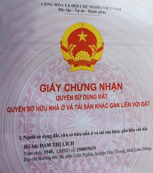 Buộc dân đóng 5,7 tỷ đồng thuế đất, nhiều cán bộ bị kỷ luật - 1
Bà Lích được cấp giấy chứng nhận QSD đất sau nhiều năm khiếu nại.