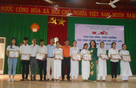 Hội Đồng hương Núi Thành trao học bổng cho học sinh nghèo hiếu học - 1
Các em học sinh nhận học bổng ngày 18/6.