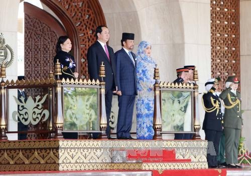 Lễ đón chính thức Chủ tịch nước Trần Đại Quang tại Brunei - 2 Chủ tịch nước Trần Đại Quang và Phu nhân cùng Quốc vương Haji Hassanal Bolkiah Mu’izzaddin Waddaulah và Hoàng hậu nghe quân nhạc cử Quốc thiều hai nước. Ảnh: Nhan Sáng/TTXVN
