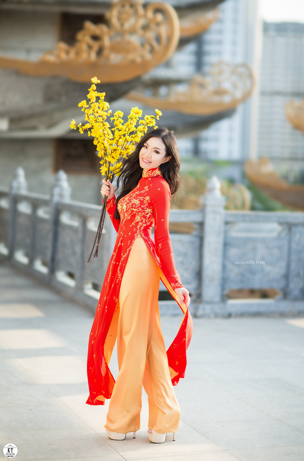 Nữ du học sinh Úc rạng rỡ đón Xuân với áo dài đỏ, sắc mai vàng - 10