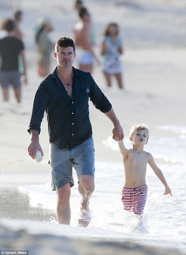 
Nam ca sỹ Blurred Lines mới ly dị vợ hồi năm 2014 và anh vẫn tỏ ra có trách nhiệm với con cái
