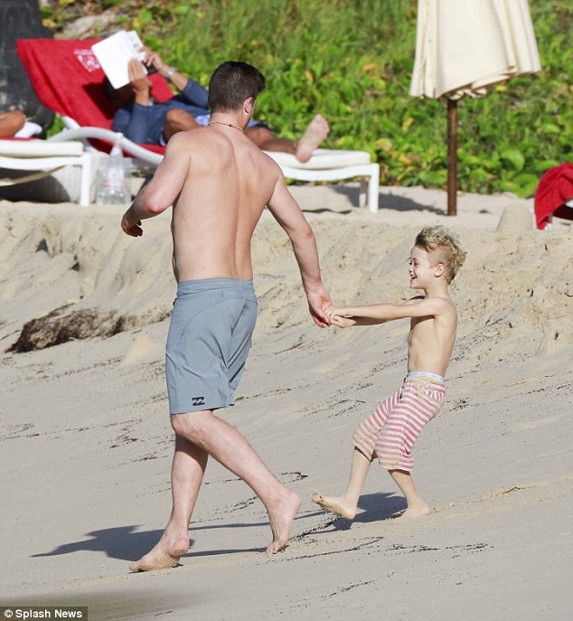 Ca sỹ Mỹ đẹp đôi bên bạn gái kém 18 tuổi - 9