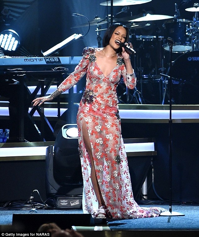 Rihanna lộ chân thon với váy xẻ cao - 9
Rihanna mới đây còn cộng tác với Puma để ra mắt BST Fenty X Puma tại tuần lễ thời trang New York.