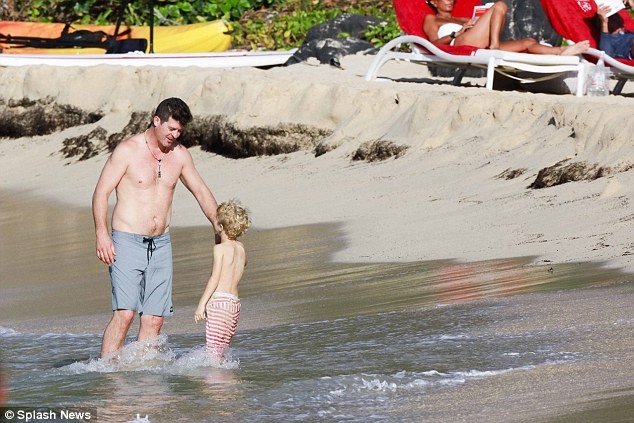 
Hai bố con vui đùa trên bãi biển
