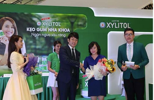 Hội Răng Hàm Mặt Việt Nam ra mắt Chiến dịch bảo vệ răng miệng - 1
Đại diện công ty Lotte Việt Nam tặng hoa cho tiến sĩ Nguyễn Thị Hồng Minh đến từ Hội Răng Hàm Mặt Việt Nam.