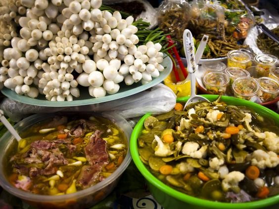 Những nước nào có chế độ ăn tốt nhất cho sức khỏe? - 2 Rau quả được bảo quản trong dầu ô liu là một phần của chế độ ăn vùng Địa Trung Hải