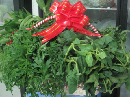 
Một giỏ rau rừng với các loại rau nhái, rau khởi tử, rau cóc, lá giang…
