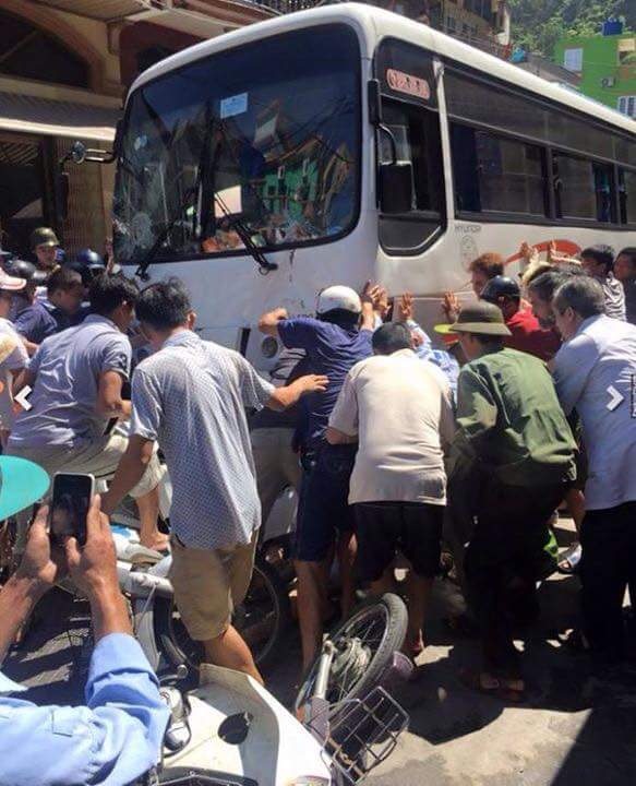 
Người dân đẩy ô tô cứu người bị kẹt dưới gầm. (Ảnh: FB Hải Phòng)
