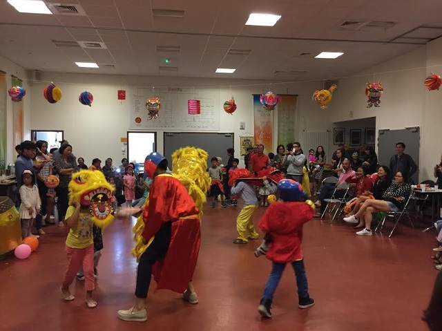 
Các em thiếu nhi thỏa thích rước đèn lồng và xem múa lân.
