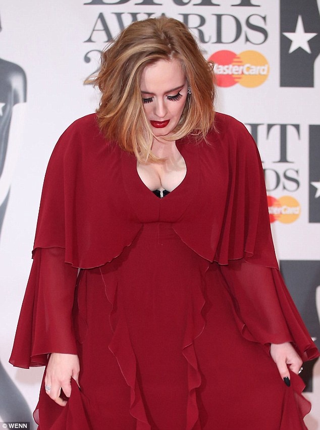 Adele bật khóc khi thắng lớn tại tại lễ trao giải âm nhạc Brit năm 2016 - 7
Adele gợi cảm hơn thường lệ!