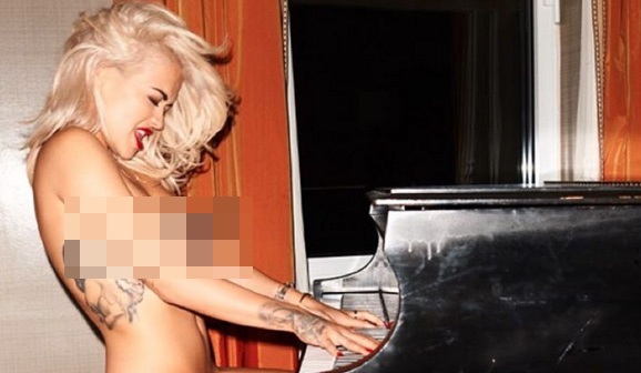 “Choáng” với màn khoe thân của Rita Ora trên tạp chí - 2
Trong bức ảnh này, nữ ca sĩ 25 tuổi không mặc gì ngồi bên cây piano. Những phần nhạy cảm của cơ thể Rita tạm được che chắn bởi những phím đàn piano nhân tạo. Tâm trạng của Rita trong bức ảnh này khá thoải mái và vui vẻ. ện.