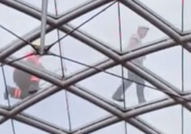 Nhậu say, leo lên mái nhà kính cao 22m để ngủ - 1
Người đàn ông say rượu trèo lên đỉnh toà nhà để ngủ.