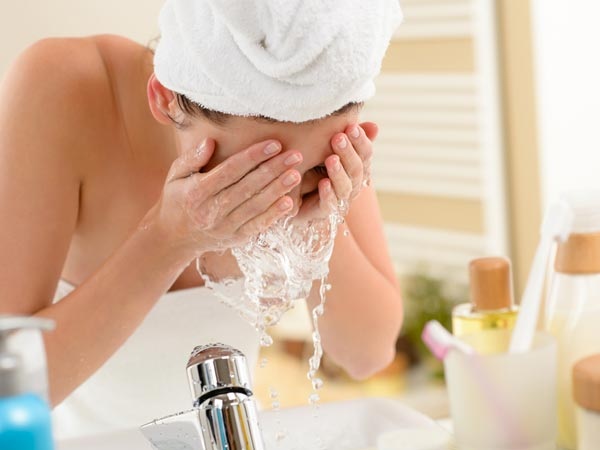 Dấu hiệu “tố” bạn đang rửa mặt sai cách - 4 Dấu hiệu “tố” bạn đang rửa mặt sai cách - 4