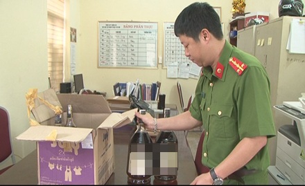 Bắt nhóm trộm cắp rượu ngoại trên sông gần khu vực biên giới - 2
Tang vật là những chai rượu ngoại mà các đối tượng trộm cắp được trên sông.