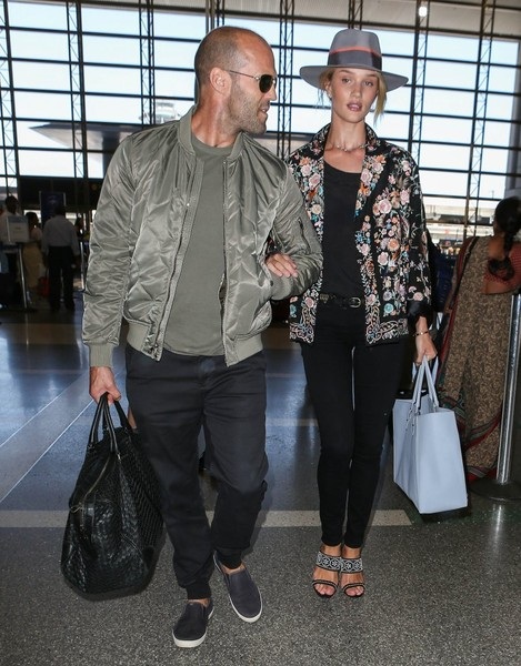 “Người vận chuyển” và bạn gái siêu mẫu: Cặp đôi hoàn hảo - 3
Jason Statham và Rosie Huntington-Whiteley gắn bó với nhau như hình với bóng và họ hầu như không chia sẻ chuyện tình cảm với báo giới