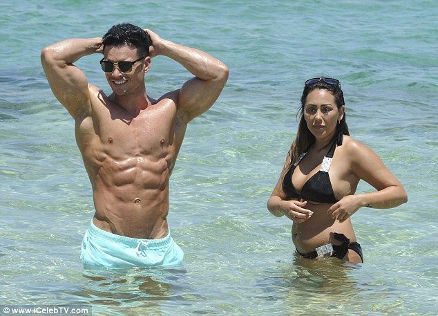 Người đẹp Anh khoe thân hình đẫy đà - 9