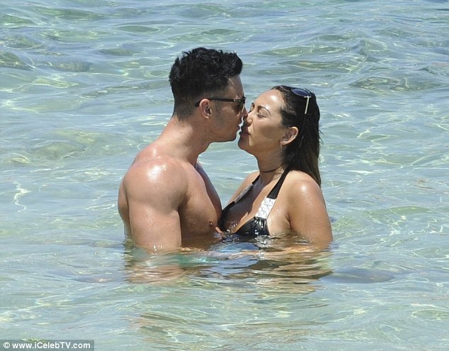 
Người đẹp 9X trao nụ hôn ngọt ngào cho bạn trai cơ bắp trên bãi biển đẹp như mơ.
