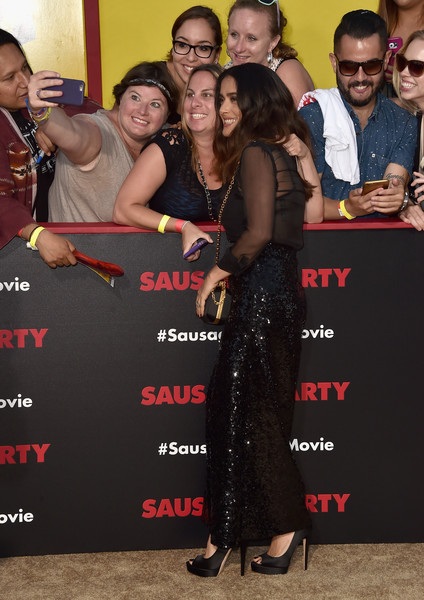 50 tuổi, sao Hollywood vẫn khoe ngực với áo xuyên thấu - 8
Salma Hayek vui vẻ chụp hình cùng fans khi dự công chiếu phim hoạt hình Sausage Party.