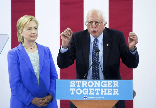 Ông Sanders đòi máy bay riêng để ủng hộ bà Clinton - 1
Ông Bernie Sanders (phải) và bà Hillary Clinton. (Ảnh: AFP)
