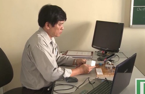 
Sau nhiều năm nghiên cứu, thầy giáo Nguyễn Tất Thành đã cho ra đời hệ thống tự động điều tiết giảm ga từ phanh phụ của giáo viên trên ô tô tập lái
