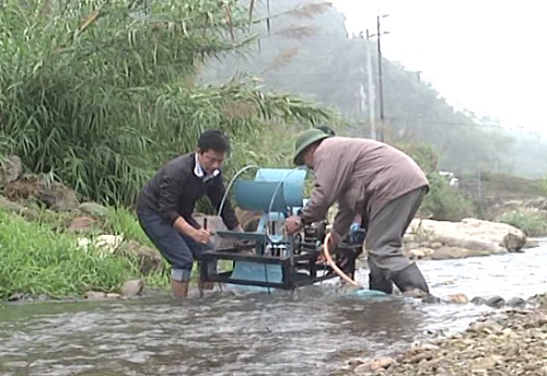 Công nghệ đẩy nước lên cao sử dụng chính sức nước của thầy giáo trường chuyên - 2
Thầy Phạm Đình Mẫn (áo đen) đang thử nghiệm với công nghệ mới của mình