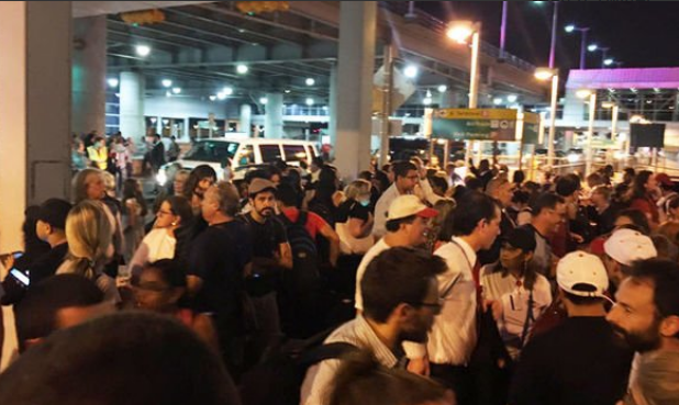 
Hành khách được sơ tán khỏi sân bay. (Ảnh: Twitter)
